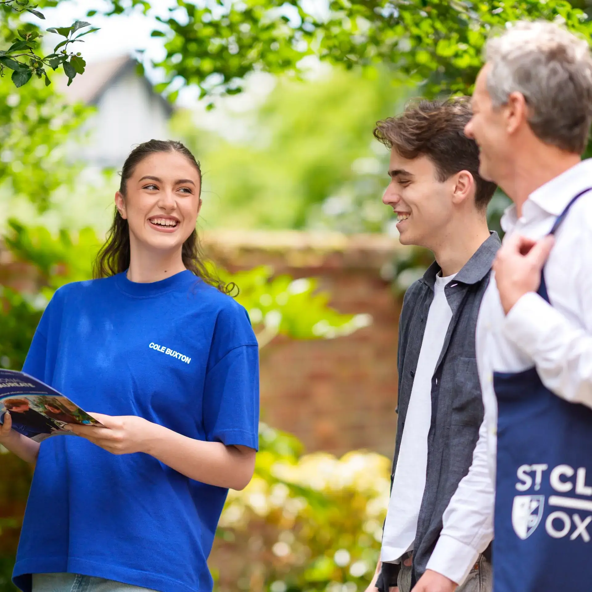 Student ambassador walking outside with prospective student and parent