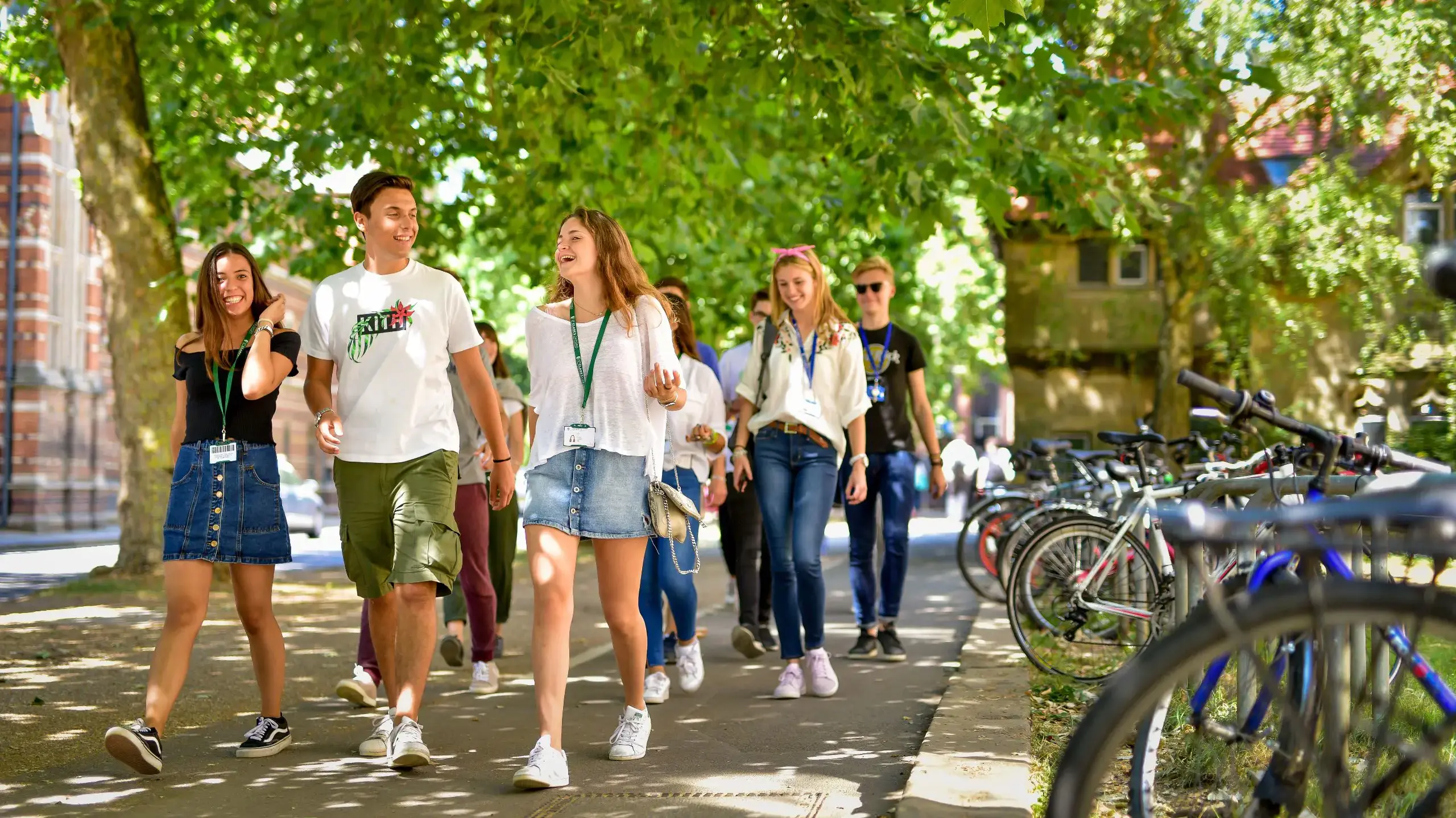 Short course students walking around Oxford and chatting together