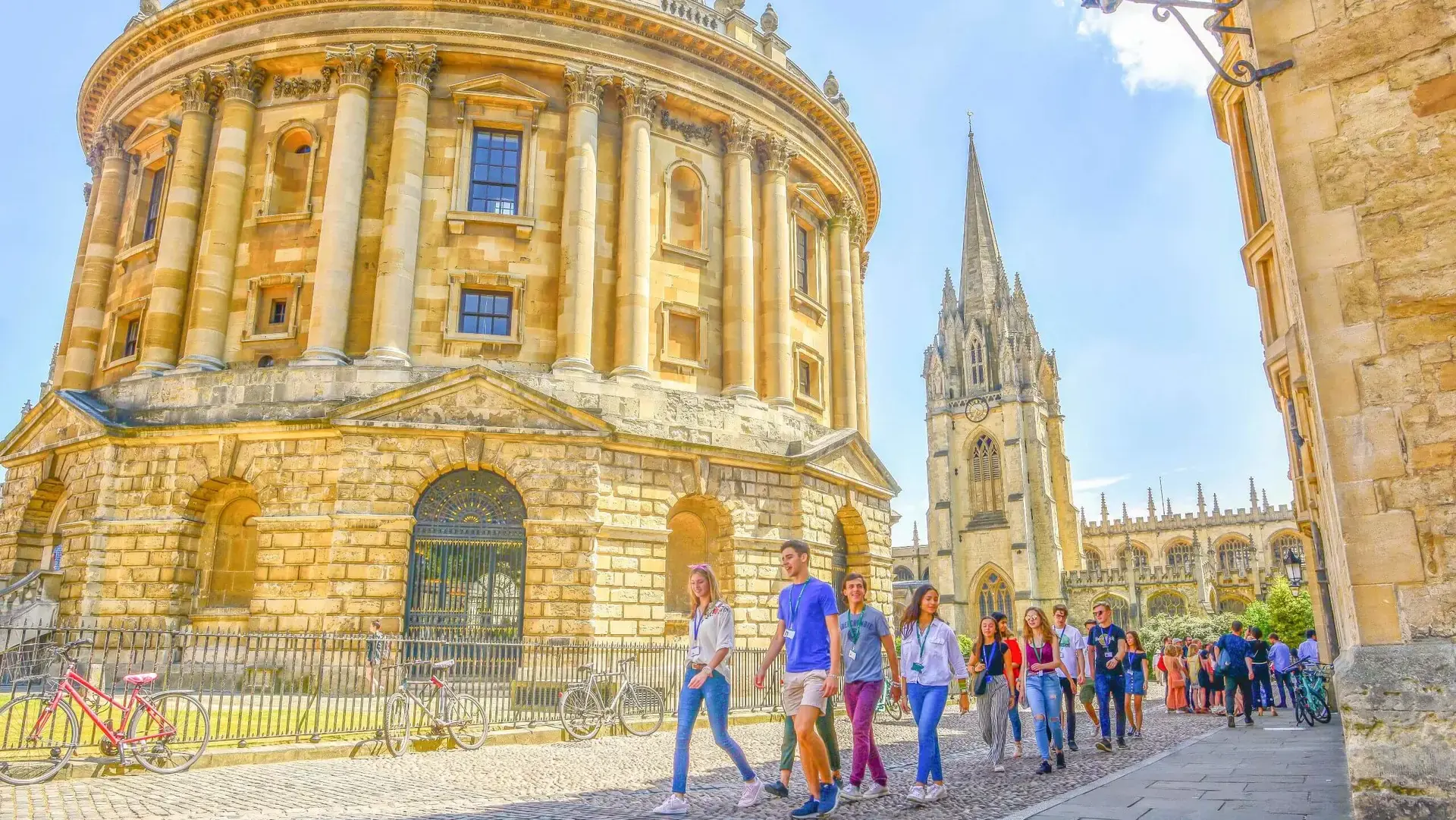 Students walking past the Bodeliean Library