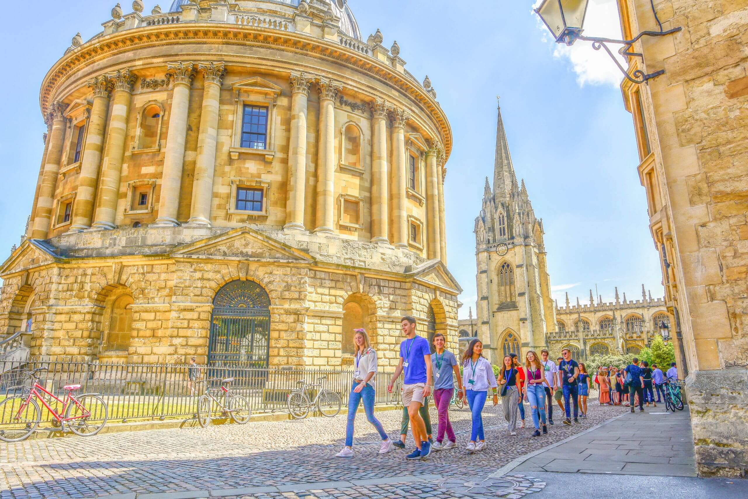 Short course students walking around Oxford together